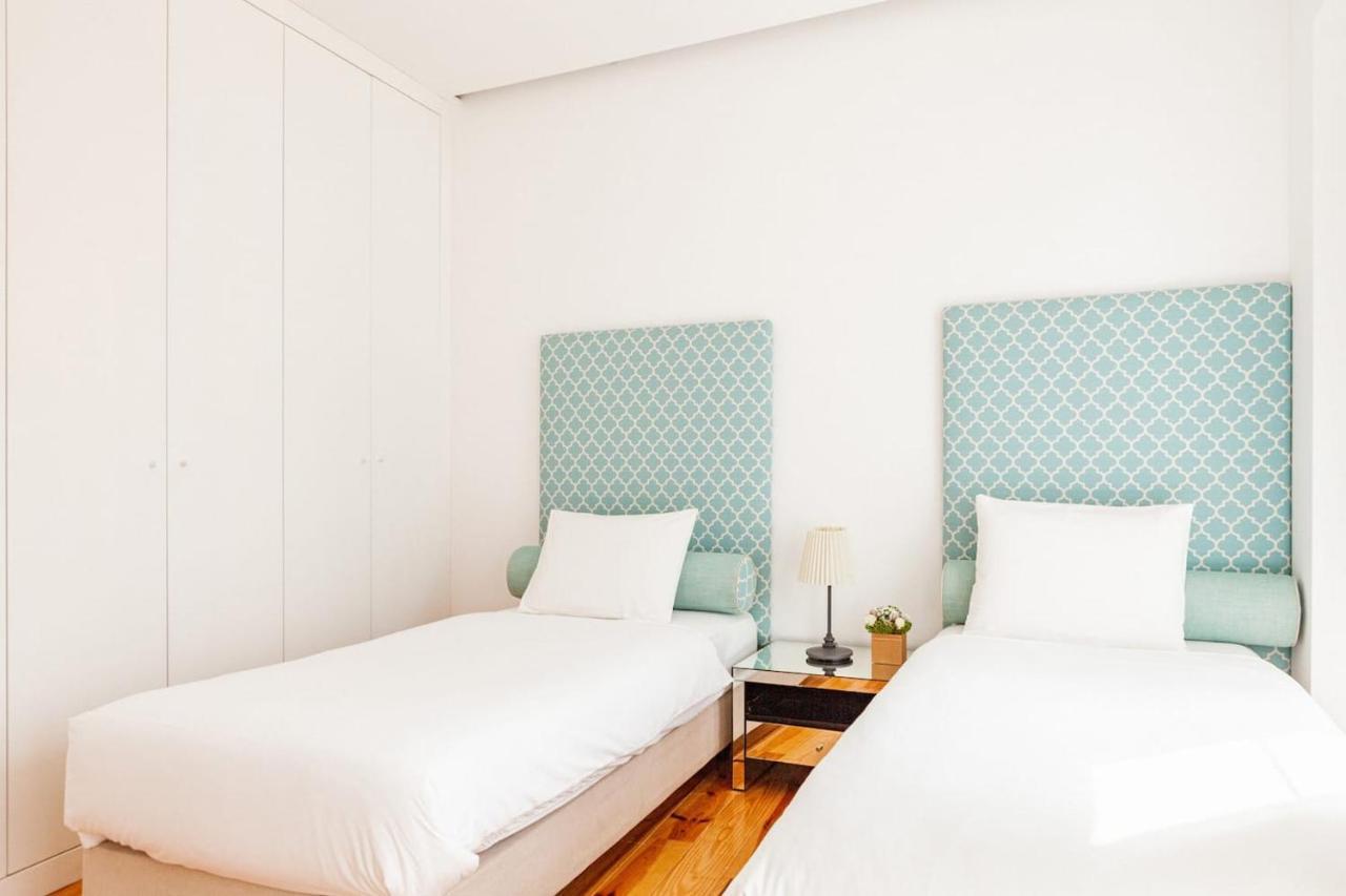 Alfama Delight: Panoramic River Views In Historic 18th Century Building Apartment *