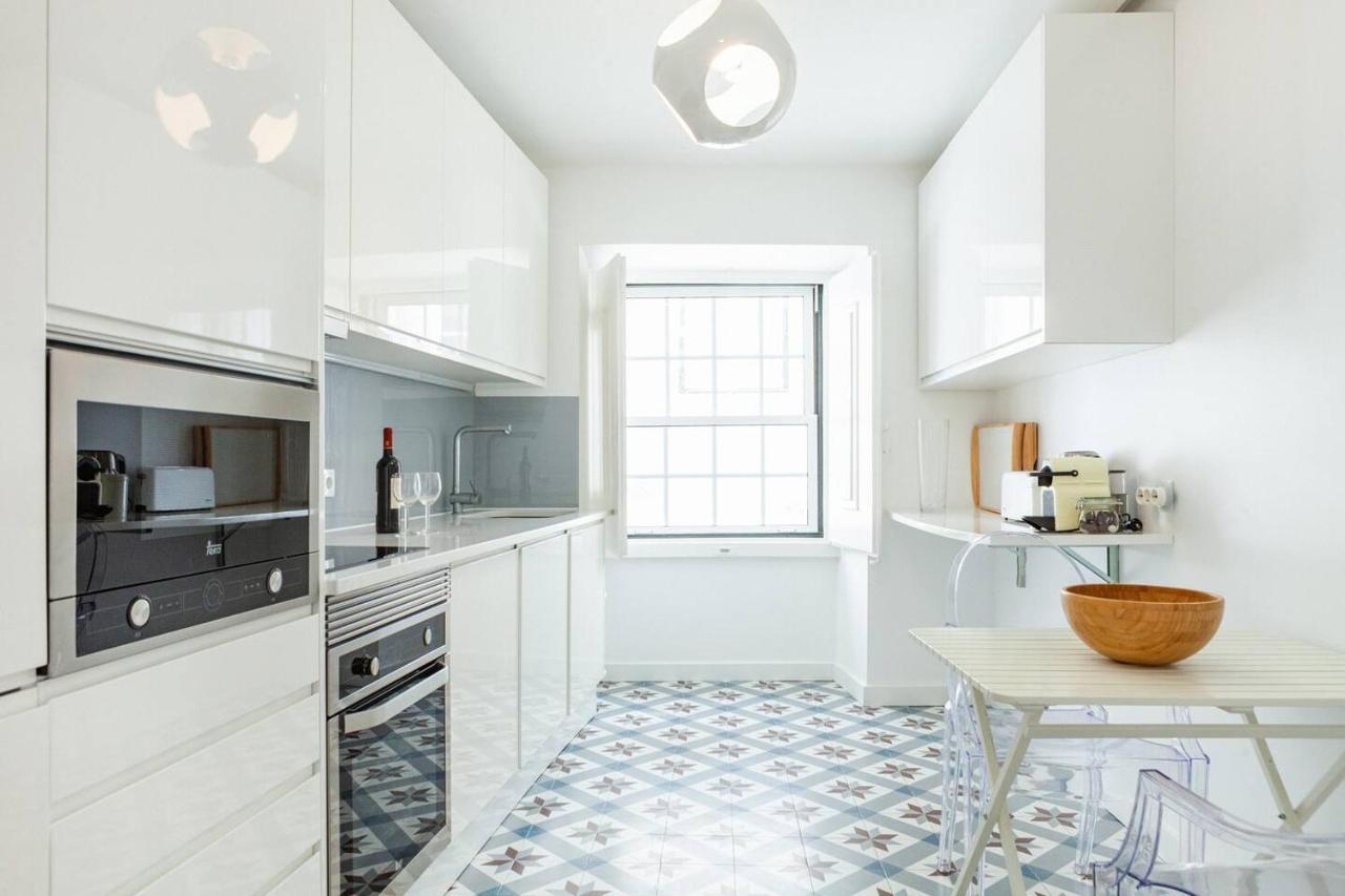 Alfama Delight: Panoramic River Views In Historic 18th Century Building Lisbon