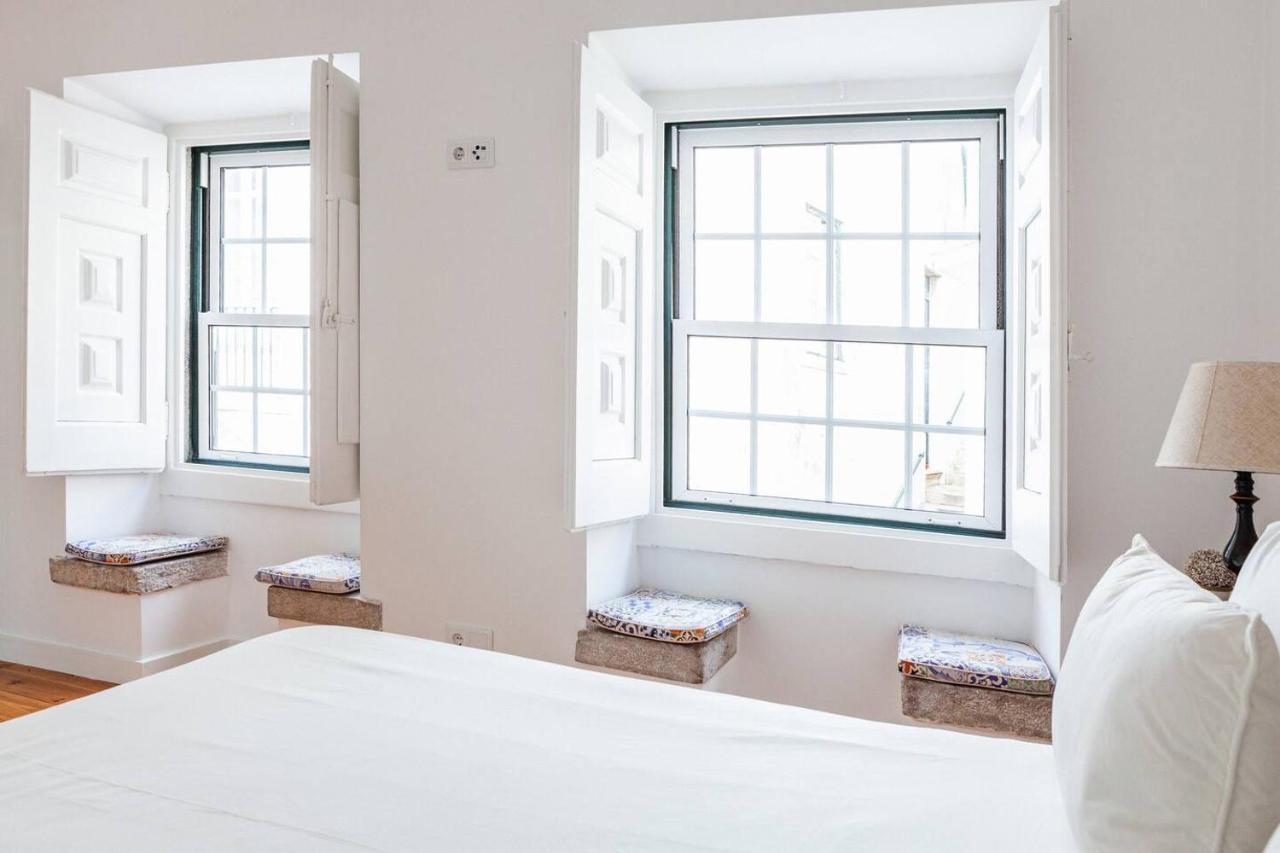 Apartment Alfama Delight: Panoramic River Views In Historic 18th Century Building Lisbon