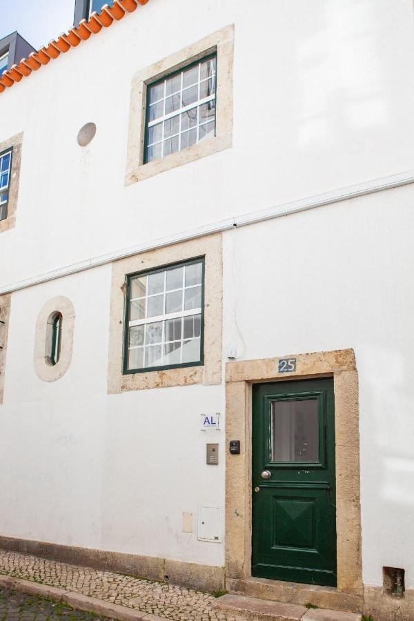 Apartment Alfama Delight: Panoramic River Views In Historic 18th Century Building Lisbon