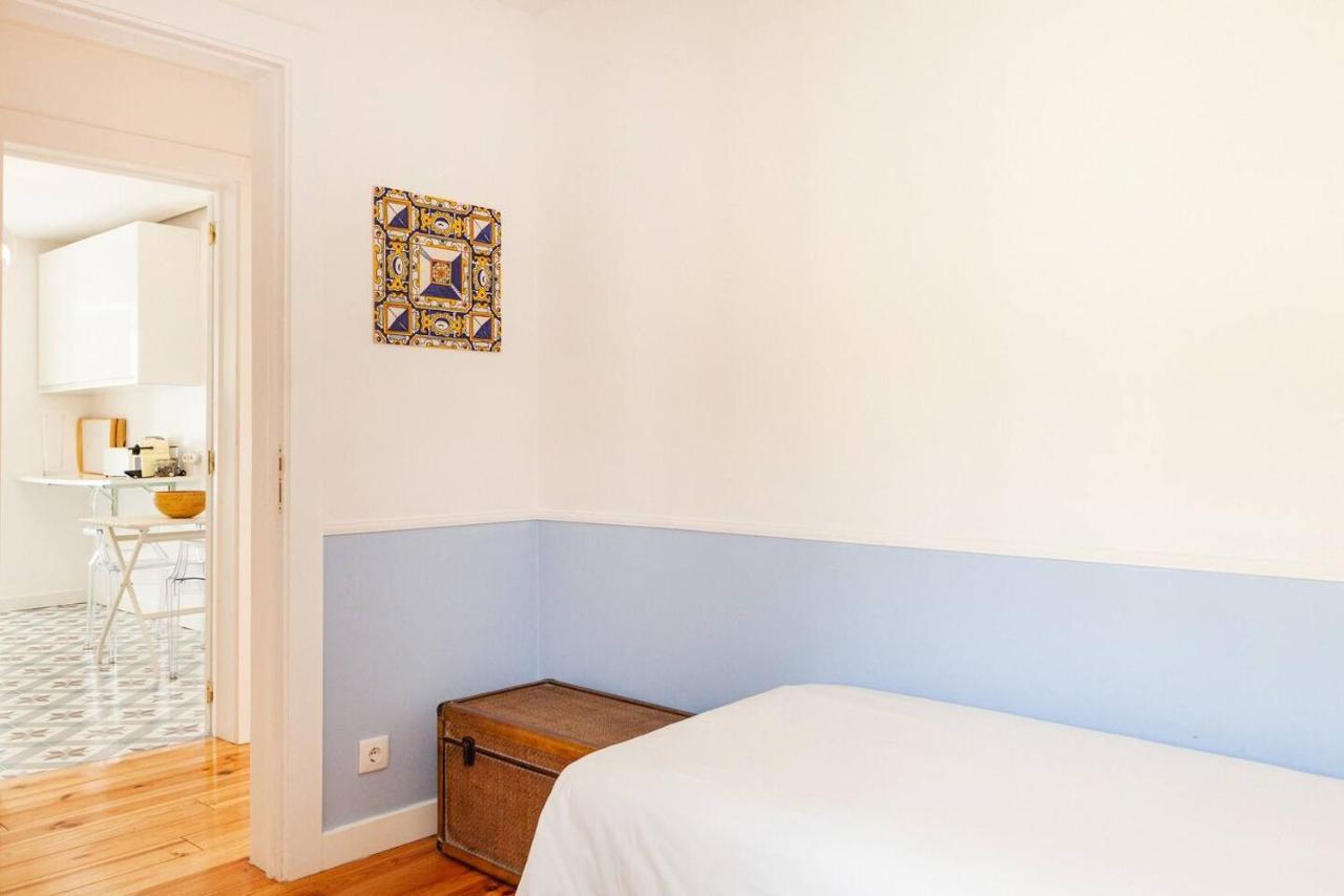 Alfama Delight: Panoramic River Views In Historic 18th Century Building Apartment *
