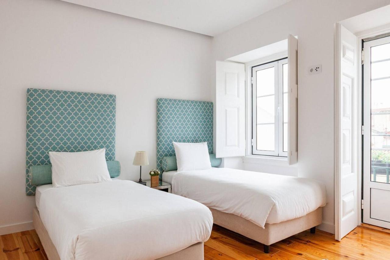 Alfama Delight: Panoramic River Views In Historic 18th Century Building Apartment Lisbon