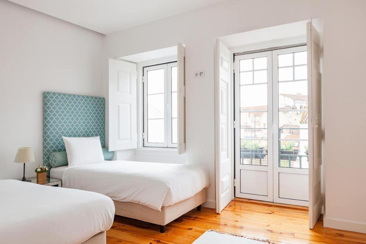 Apartment Alfama Delight: Panoramic River Views In Historic 18th Century Building Lisbon