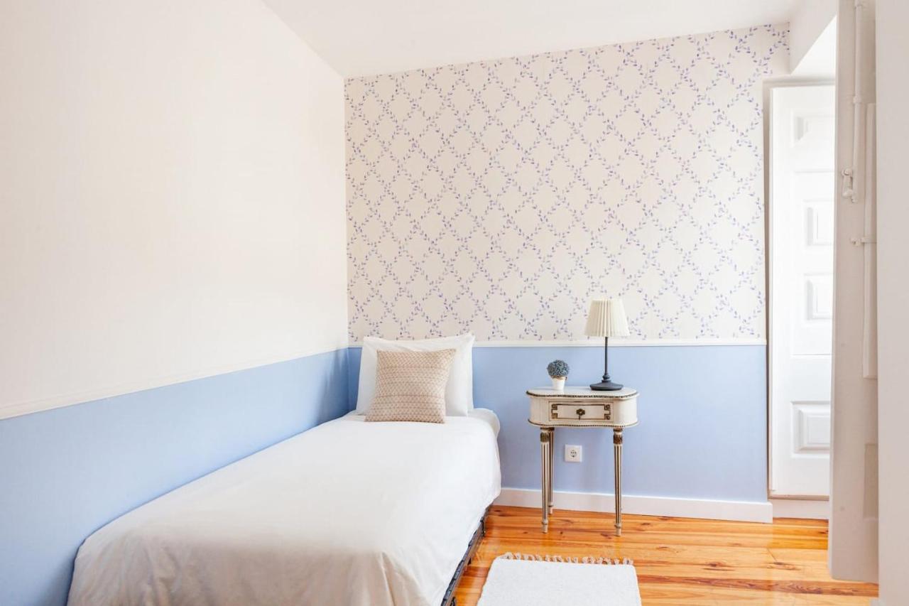 Alfama Delight: Panoramic River Views In Historic 18th Century Building