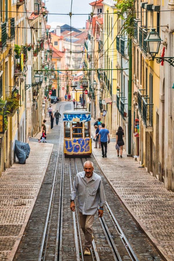 With One Bedroom In With Wonderful City View Balcony And Wifi 12 Km From The Beach Lisbon
