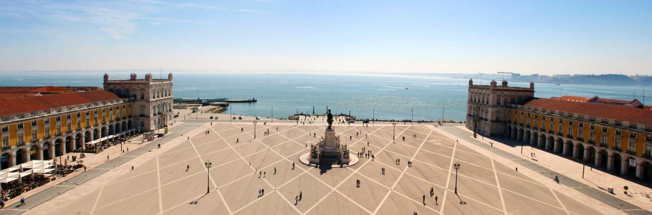 With One Bedroom In With Wonderful City View Balcony And Wifi 12 Km From The Beach Lisbon