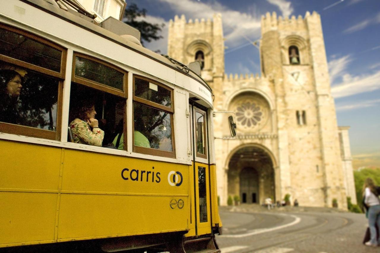 With One Bedroom In With Wonderful City View Balcony And Wifi 12 Km From The Beach Lisbon