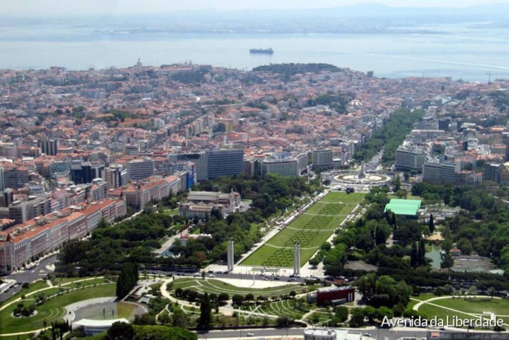 Av. Da Liberdade Comfortable With Balcony Apartment