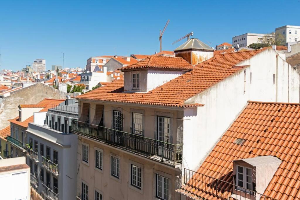 Apartment Av. Da Liberdade Comfortable With Balcony