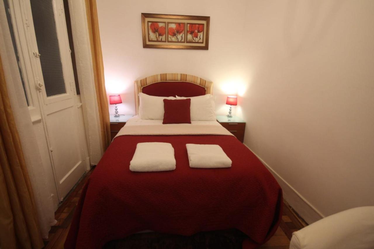 Guest house Bordeaux M1 R3 - & Comfortable Double With Private Patio & Shared Bathroom Lisbon