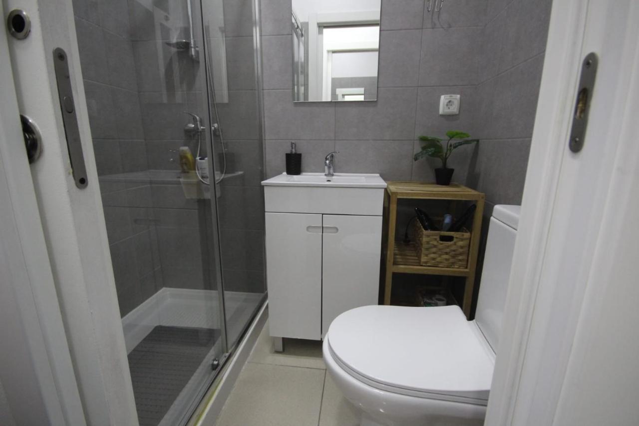 Ocean M1 R4 - Large Double With Shared Bathroom In Center
