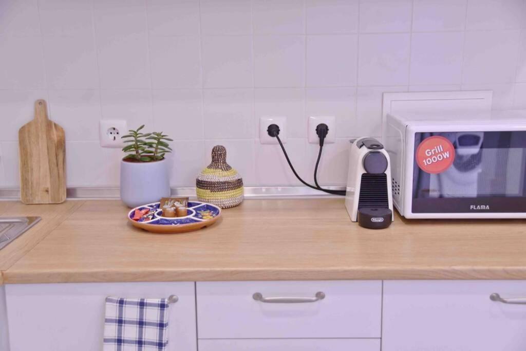 Two Bedroom Cozy Flat By River In Quiet Art Zone Apartment