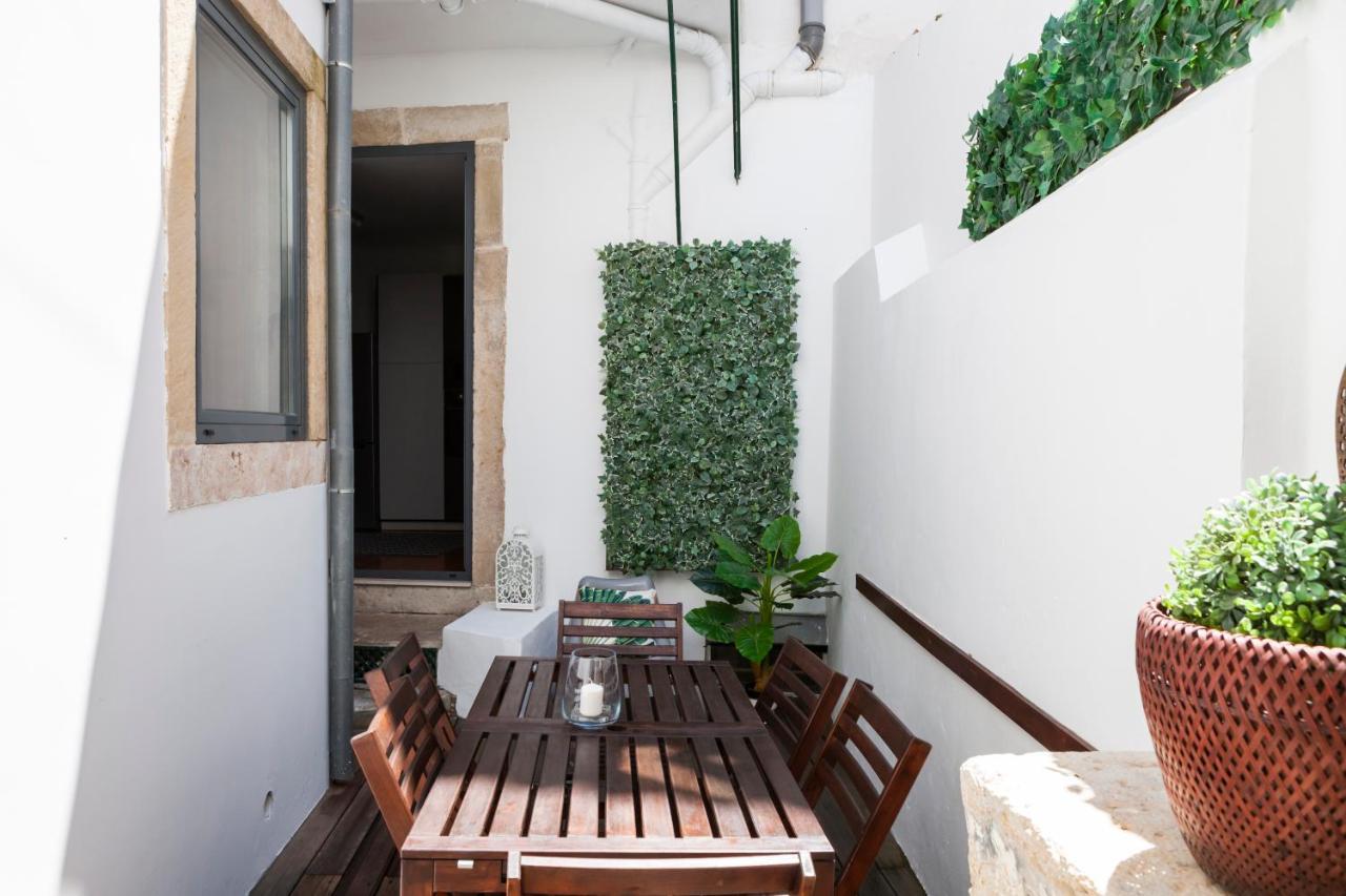 Apartment Alfama Terrace With Authentic Xviii Tiles And Historic Notes 3 Bedrooms & 2 Bathrooms Ac