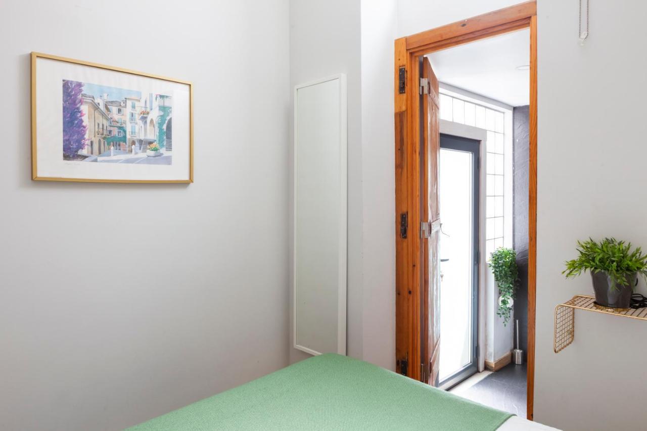 Alfama Terrace With Authentic Xviii Tiles And Historic Notes 3 Bedrooms & 2 Bathrooms Ac Apartment Lisbon
