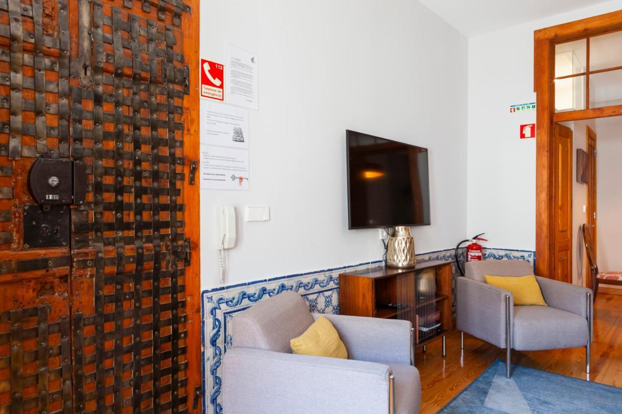 Apartment Alfama Terrace With Authentic Xviii Tiles And Historic Notes 3 Bedrooms & 2 Bathrooms Ac Lisbon