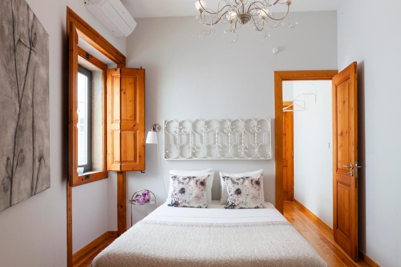 Apartment Alfama Terrace With Authentic Xviii Tiles And Historic Notes 3 Bedrooms & 2 Bathrooms Ac