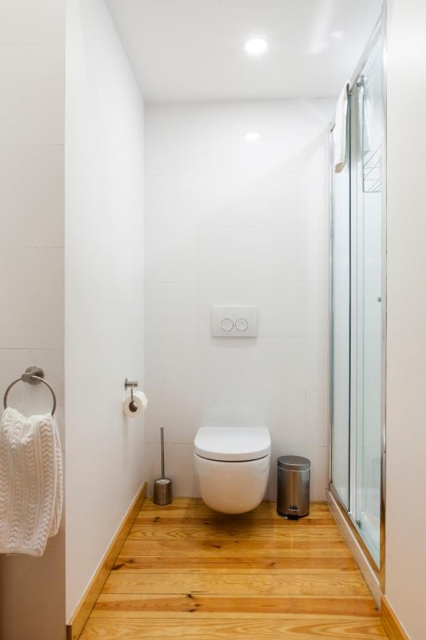 Alfama Terrace With Authentic Xviii Tiles And Historic Notes 3 Bedrooms & 2 Bathrooms Ac Apartment *