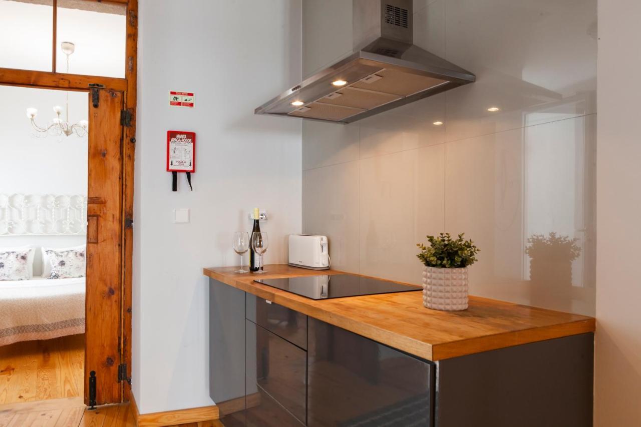 Alfama Terrace With Authentic Xviii Tiles And Historic Notes 3 Bedrooms & 2 Bathrooms Ac *