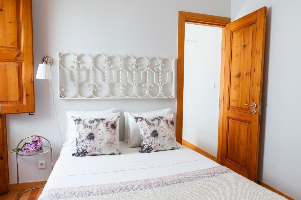 Alfama Terrace With Authentic Xviii Tiles And Historic Notes 3 Bedrooms & 2 Bathrooms Ac Apartment