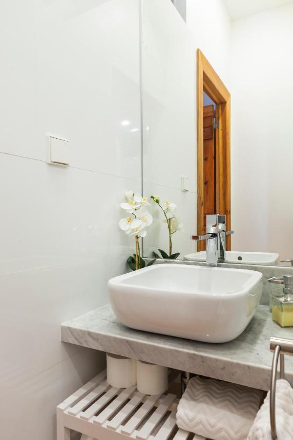 Alfama Terrace With Authentic Xviii Tiles And Historic Notes 3 Bedrooms & 2 Bathrooms Ac Apartment Lisbon