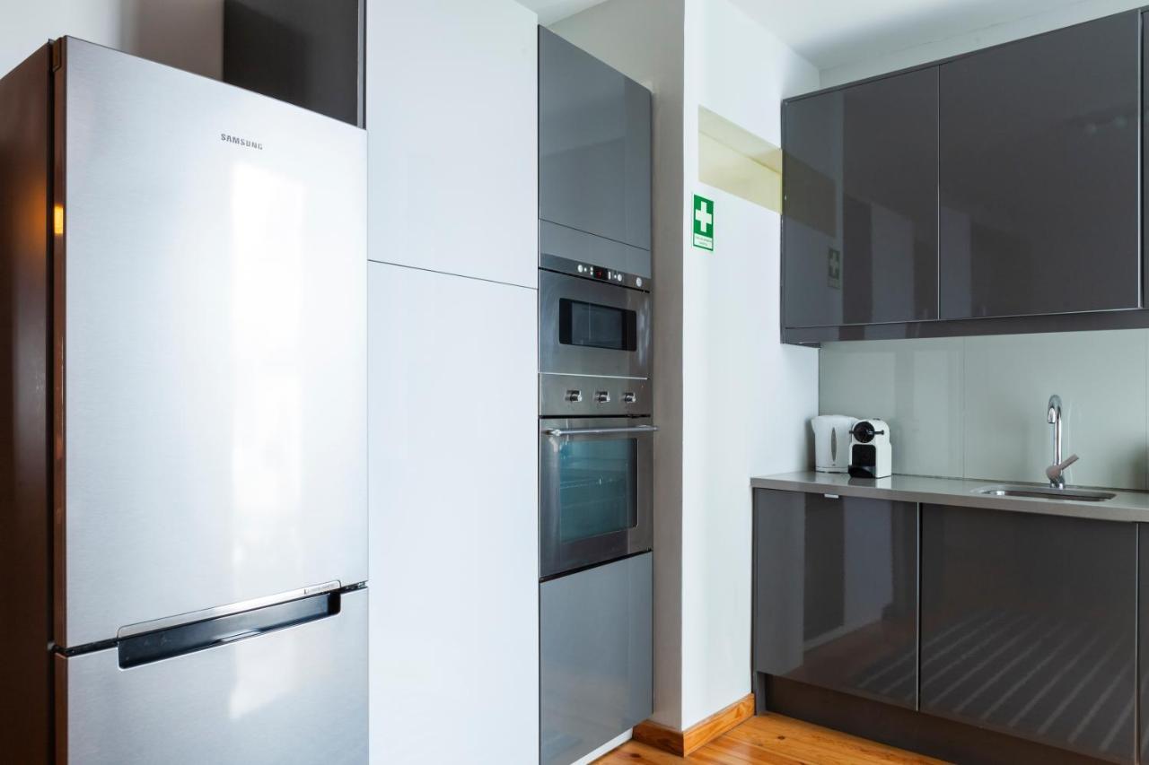 Alfama Terrace With Authentic Xviii Tiles And Historic Notes 3 Bedrooms & 2 Bathrooms Ac Apartment