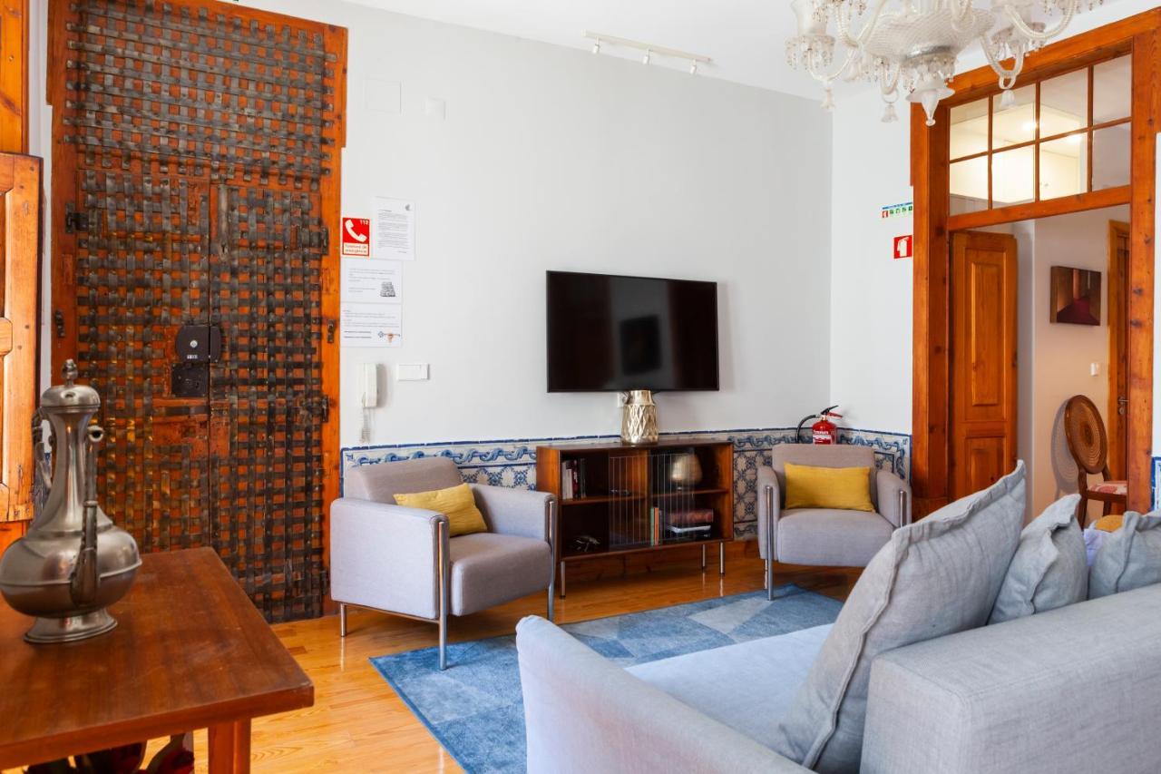 Alfama Terrace With Authentic Xviii Tiles And Historic Notes 3 Bedrooms & 2 Bathrooms Ac Lisbon