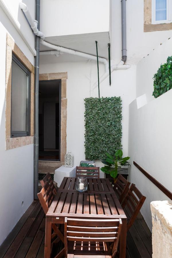 Alfama Terrace With Authentic Xviii Tiles And Historic Notes 3 Bedrooms & 2 Bathrooms Ac Lisbon