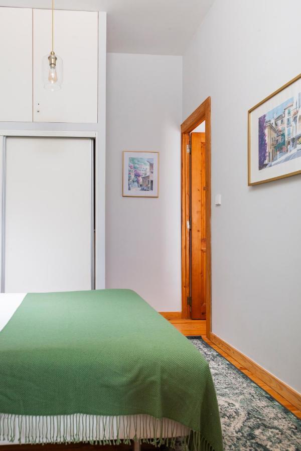Alfama Terrace With Authentic Xviii Tiles And Historic Notes 3 Bedrooms & 2 Bathrooms Ac Apartment
