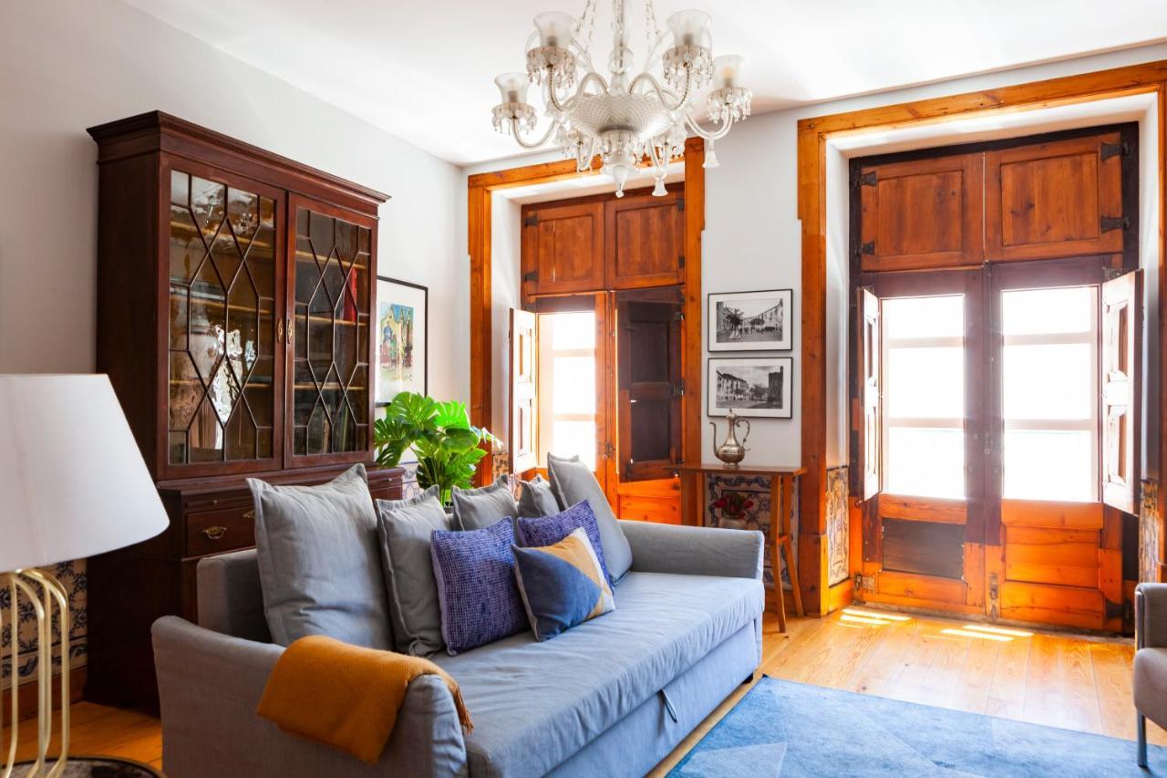 Apartment Alfama Terrace With Authentic Xviii Tiles And Historic Notes 3 Bedrooms & 2 Bathrooms Ac