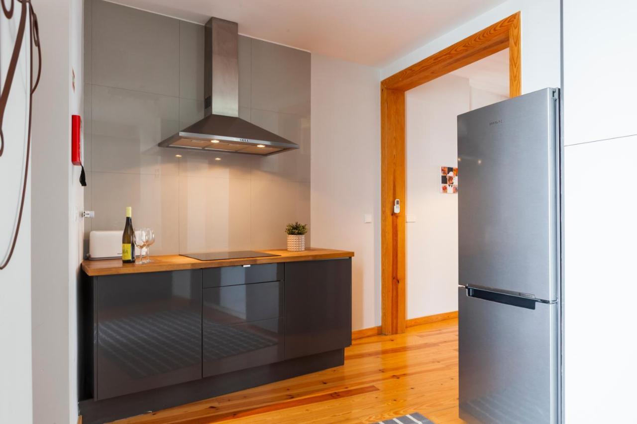 Alfama Terrace With Authentic Xviii Tiles And Historic Notes 3 Bedrooms & 2 Bathrooms Ac Apartment Lisbon