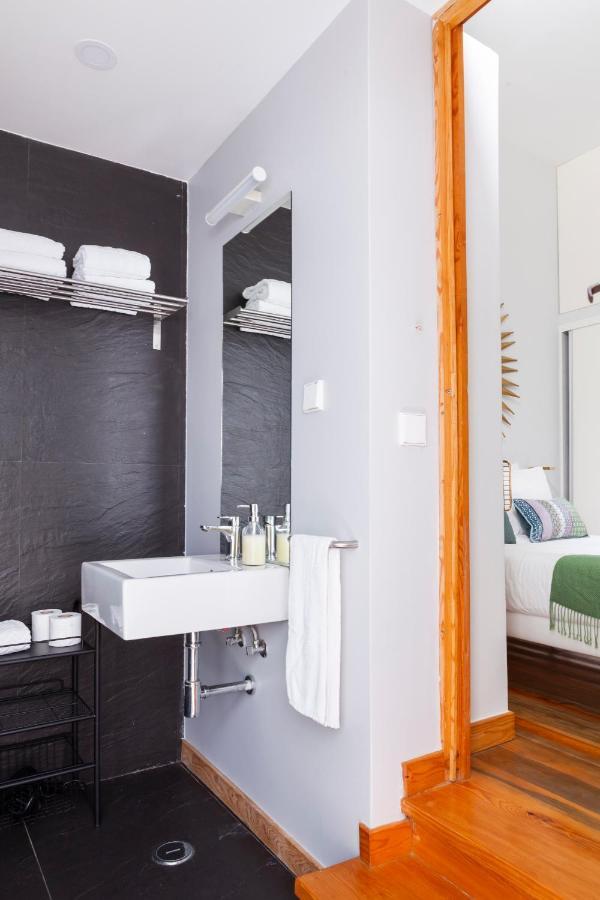 Alfama Terrace With Authentic Xviii Tiles And Historic Notes 3 Bedrooms & 2 Bathrooms Ac Apartment