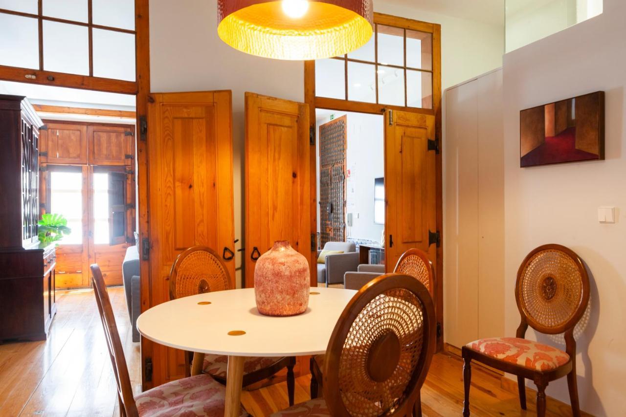 Alfama Terrace With Authentic Xviii Tiles And Historic Notes 3 Bedrooms & 2 Bathrooms Ac