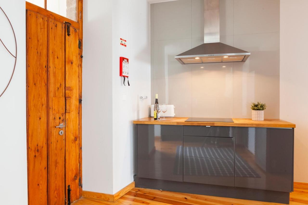 Apartment Alfama Terrace With Authentic Xviii Tiles And Historic Notes 3 Bedrooms & 2 Bathrooms Ac *