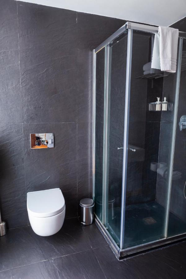 Apartment Alfama Terrace With Authentic Xviii Tiles And Historic Notes 3 Bedrooms & 2 Bathrooms Ac Lisbon