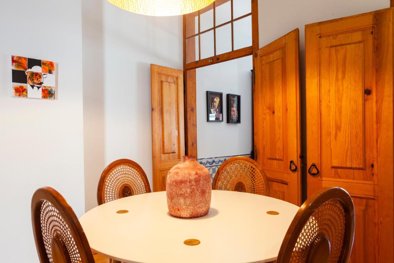 Alfama Terrace With Authentic Xviii Tiles And Historic Notes 3 Bedrooms & 2 Bathrooms Ac