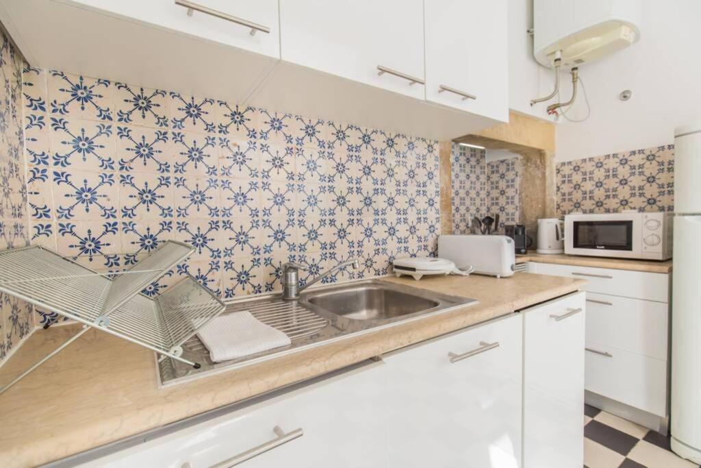 135 A - In Tranquil Flat In Alfama Near Se And Castle Lisboa