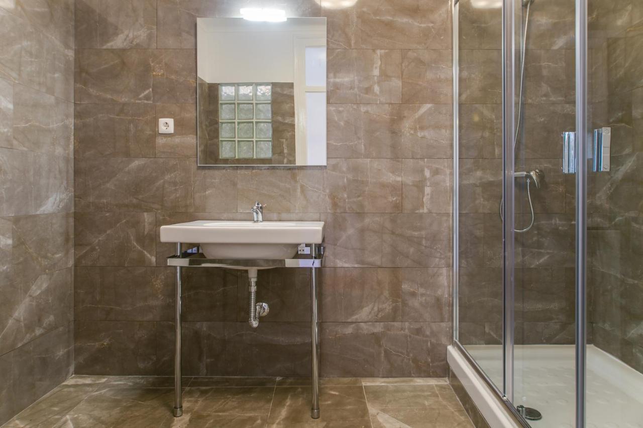Spacious, Bright And Newly Renovated 2 Bedroom Apartment, Historical Center, Madragoa