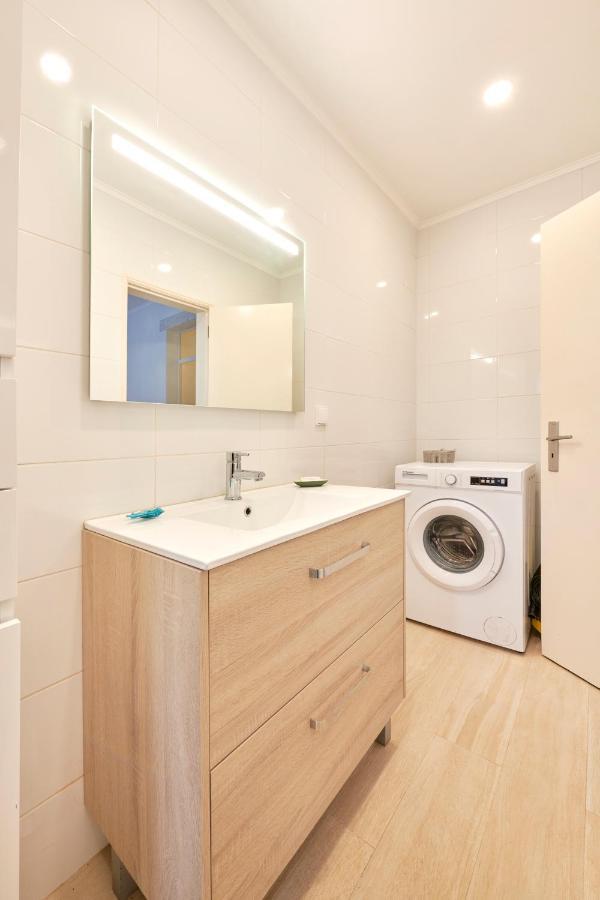 Charming 3br W/ Patio, By Timecooler Apartment Lisbon