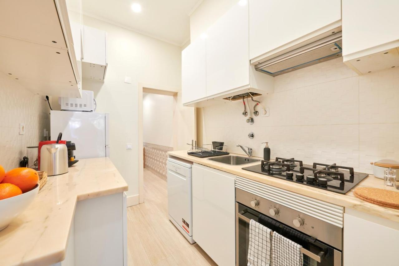 Apartment Charming 3br W/ Patio, By Timecooler Lisbon