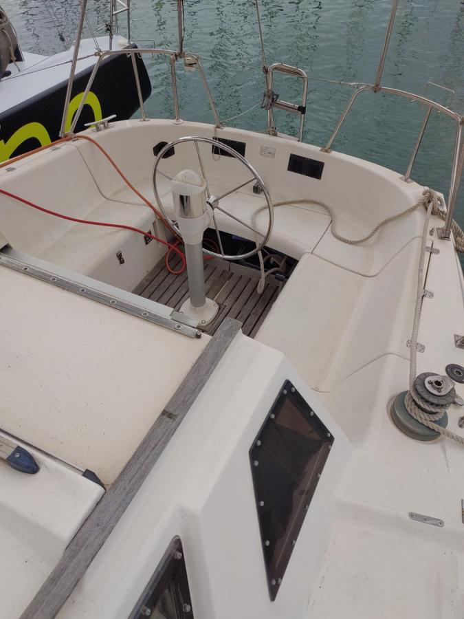 Botel Zeebra - Jeanneau Espace 1000 Sailboat