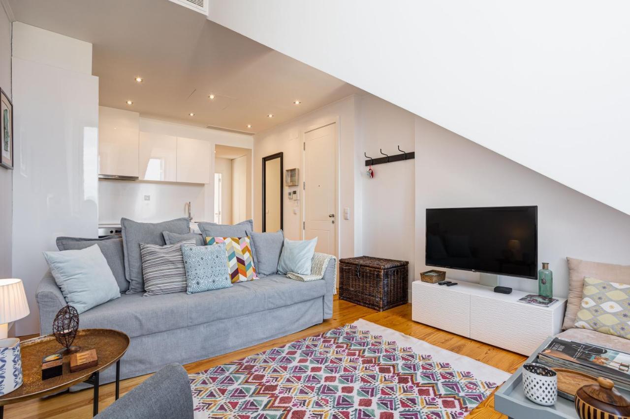 Bright Tailor Made Flat With A View In Estrela Lisbon