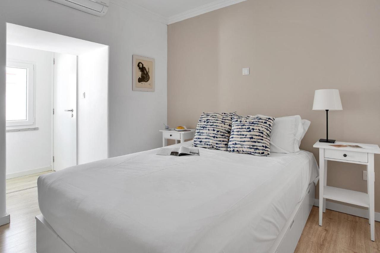 Modern 2 Bedroom In Estrela With Outside Terrace! Amazing For Families, Couples, Friends Apartment Lisbon