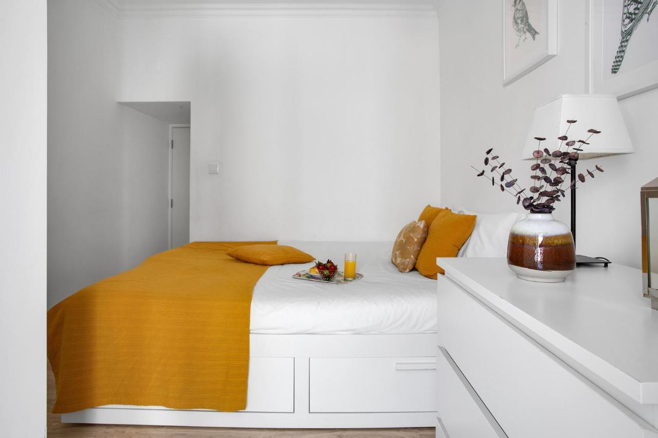 Apartment Modern 2 Bedroom In Estrela With Outside Terrace! Amazing For Families, Couples, Friends Lisbon