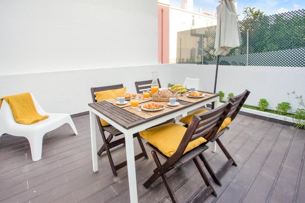 Apartment Modern 2 Bedroom In Estrela With Outside Terrace! Amazing For Families, Couples, Friends *