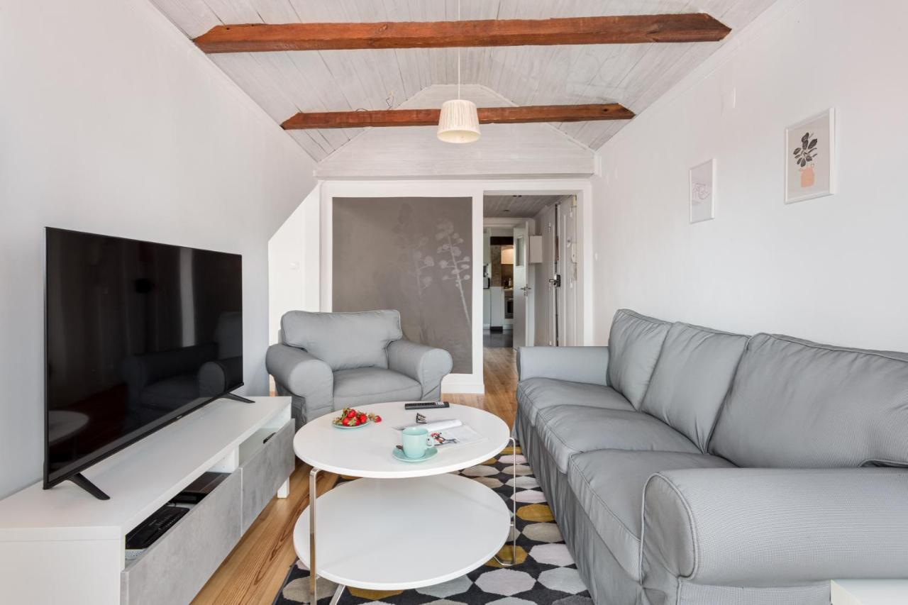 Apartment Joivy Stylish 2-bed Apt With Balcony In Lapa, 5mins To National Museum Of Ancient Art