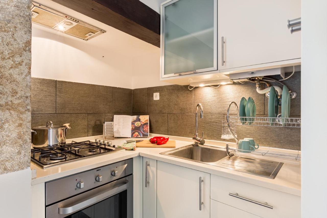 Joivy Stylish 2-bed Apt With Balcony In Lapa, 5mins To National Museum Of Ancient Art * Lisbon