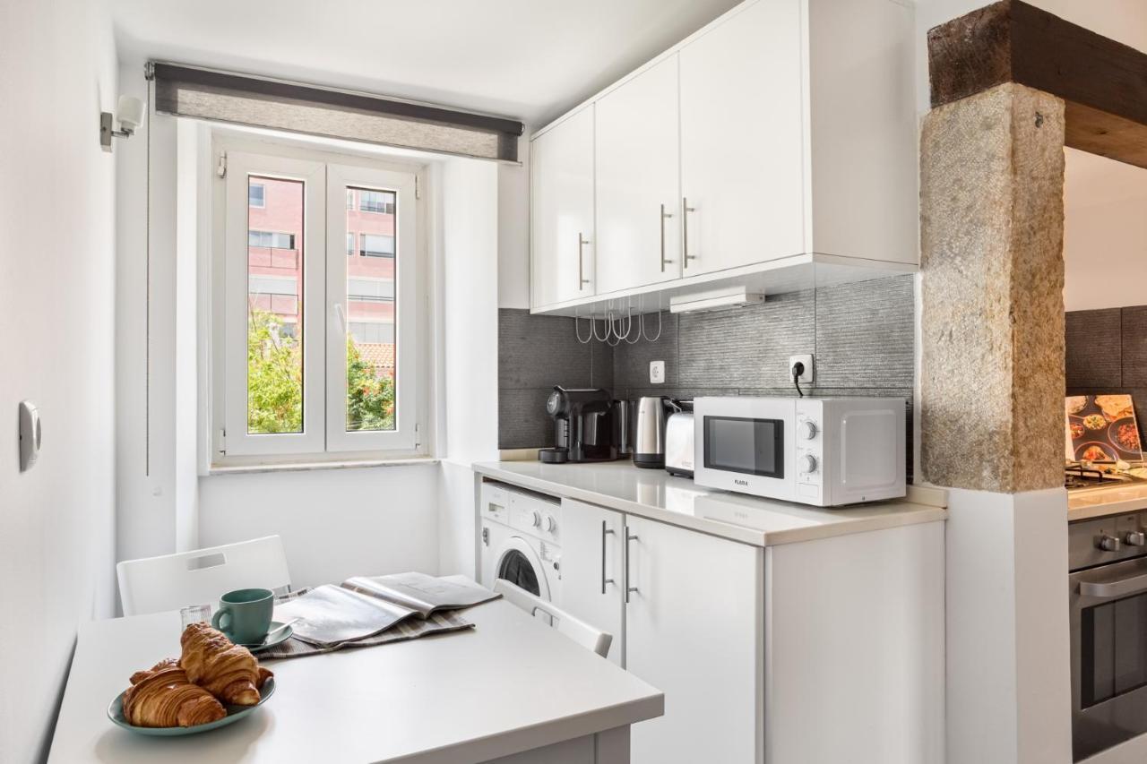 Joivy Stylish 2-bed Apt With Balcony In Lapa, 5mins To National Museum Of Ancient Art Apartment *