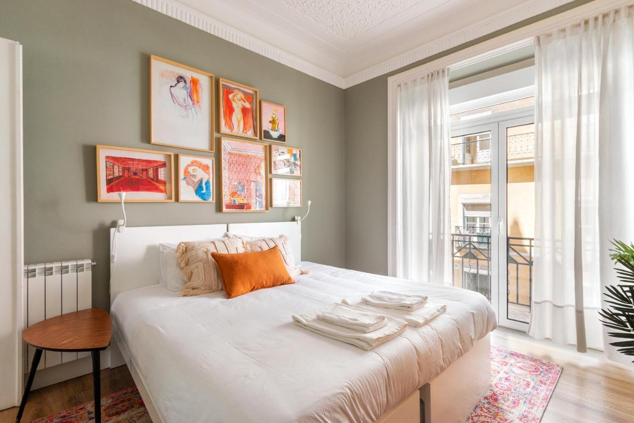 Holiday home Bright Center, 10m From Subway, 6 Rooms, Up To 20 Ppl Lisbon