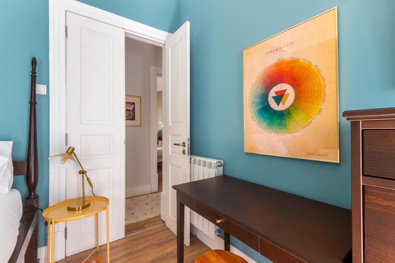 Bright Center, 10m From Subway, 6 Rooms, Up To 20 Ppl Holiday home Lisbon