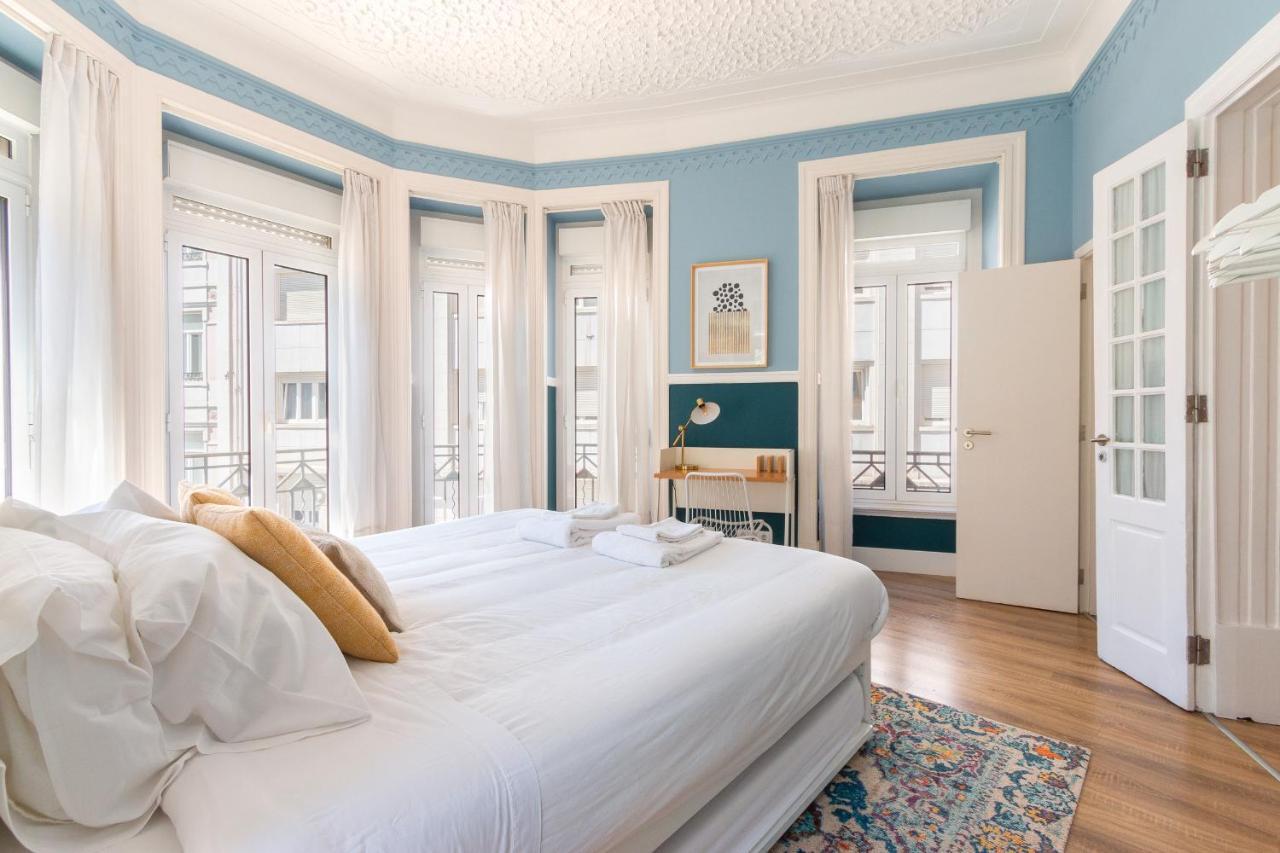 Bright Center, 10m From Subway, 6 Rooms, Up To 20 Ppl Lisbon
